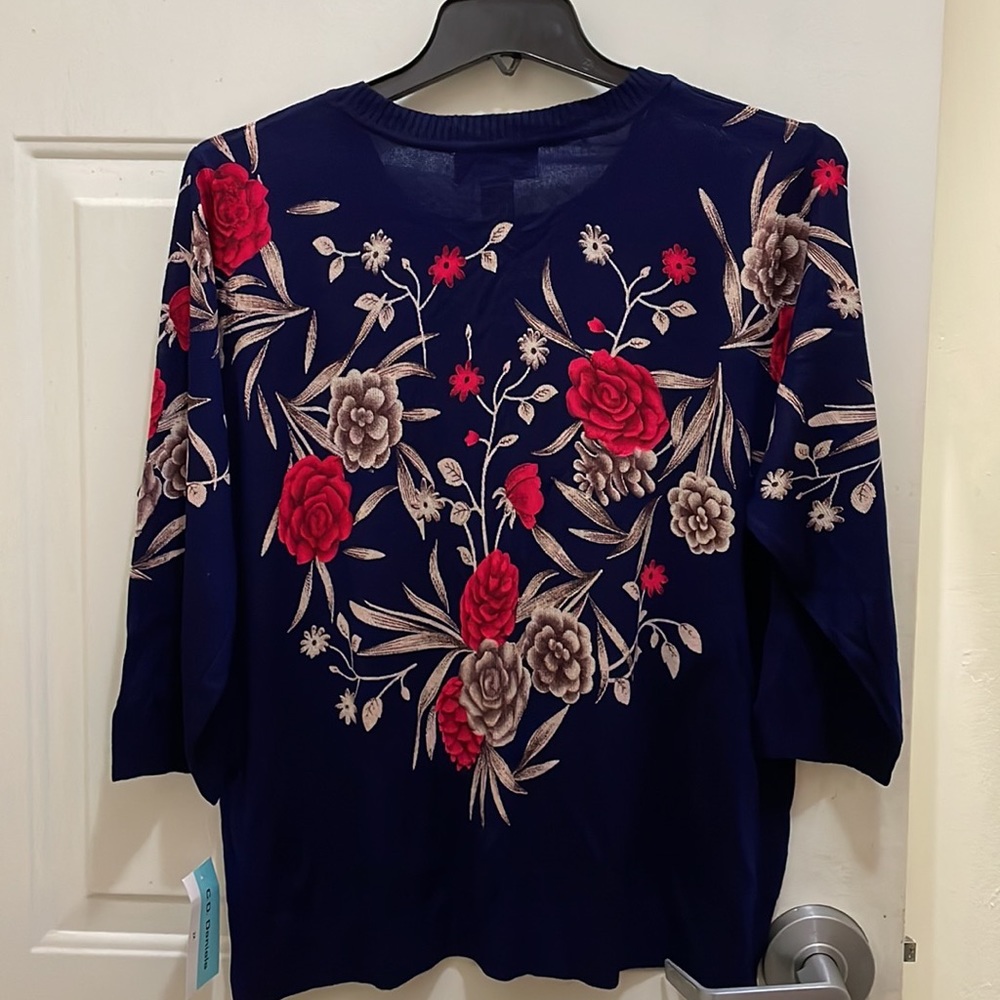 CD DANIELS, NWT Floral navy blue Sweater with shiny studs, 3/4 Sleeves.